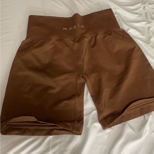 NVGTN SOLID SEAMLESS SHORTS SIZE SMALL IN THE COLOR CARMEL